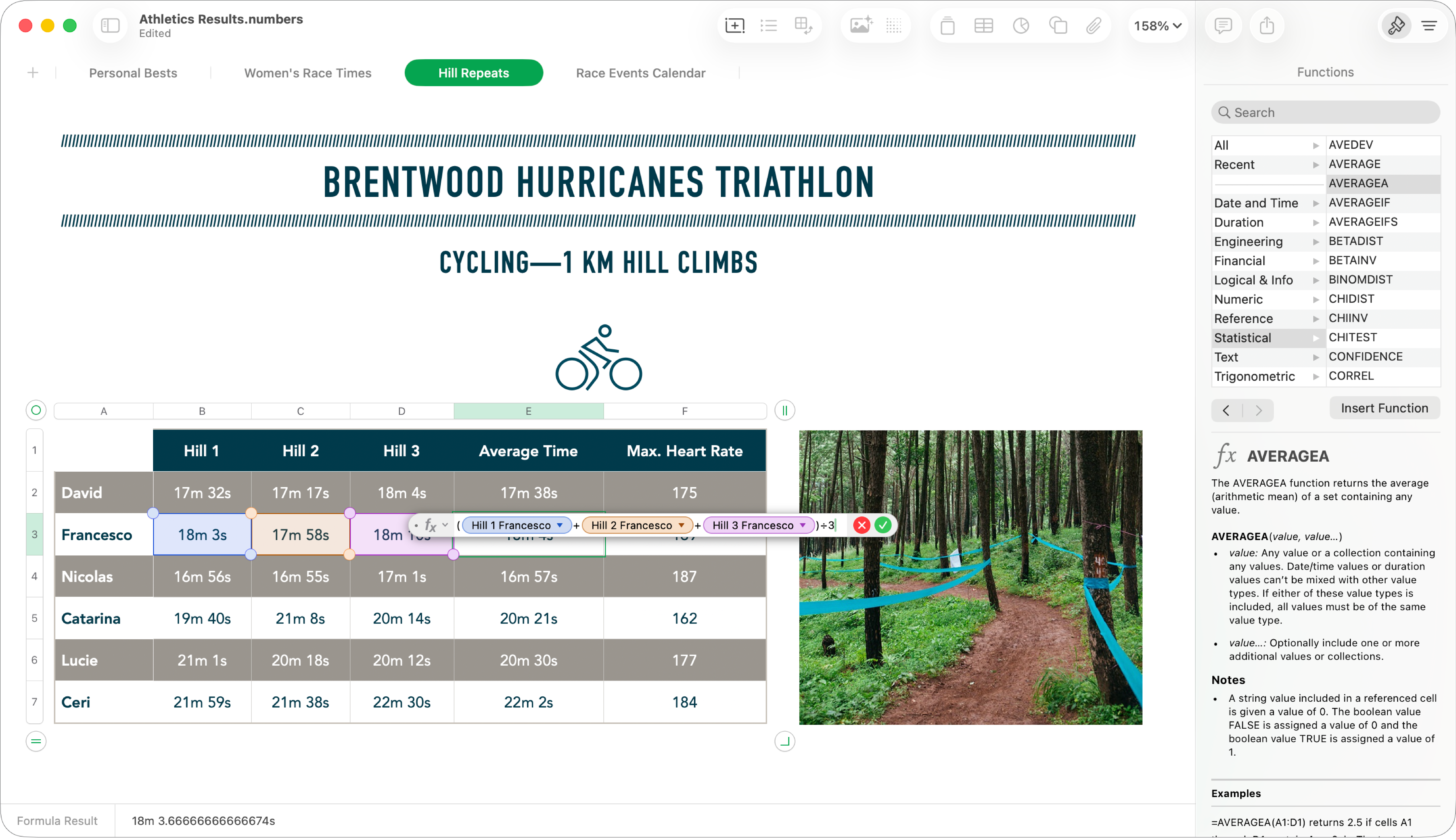 Okno Numbers s vybranou buňkou. Ve vybrané buňce se zobrazuje výsledek vzorce a v Editoru vzorců pod buňkou je vidět celý vzorec. Hodnoty použité ve vzorci jsou zvýrazněné a otevřený boční panel nabízí nápovědu ke vzorcům a funkcím.
