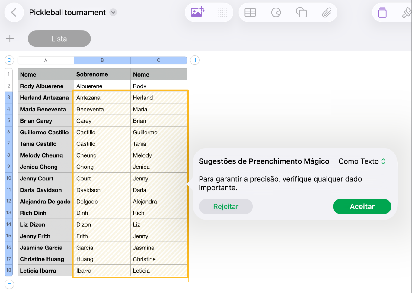 Uma planilha com nomes destacados e um menu pop-up de Sugestões de Preenchimento Mágico para aceitá-las ou rejeitá-las.
