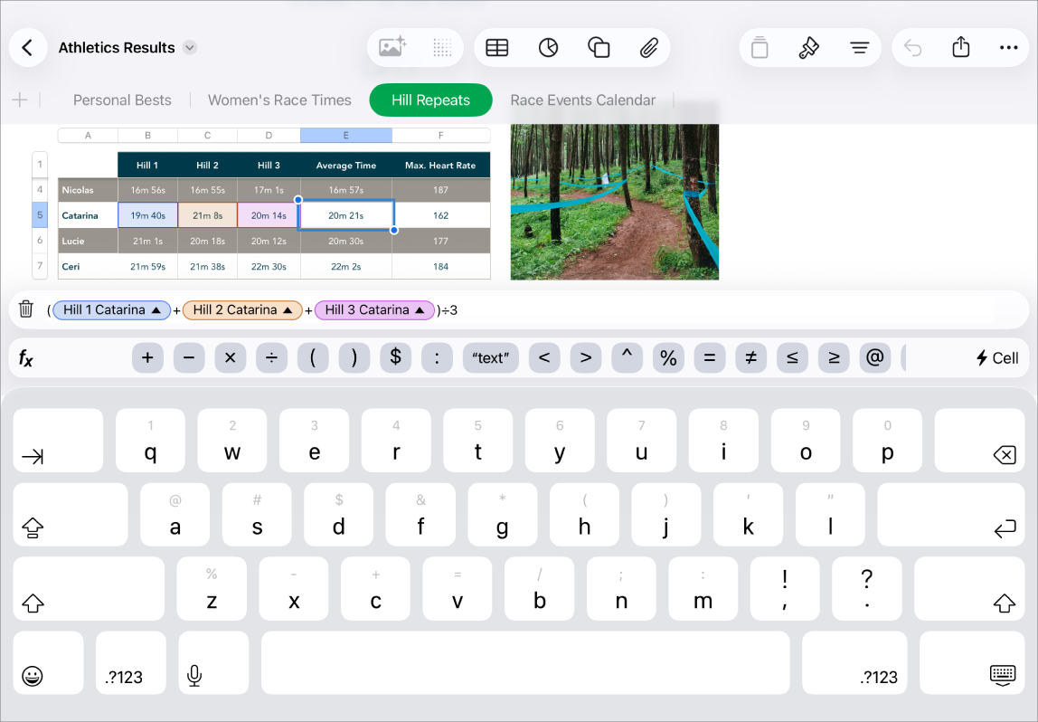 Fereastra Numbers afișând o celulă selectată într‑un tabel. Celula selectată afișează rezultatul unei formule și valorile la care se face referire în formulă sunt evidențiate. Partea de jos a ferestrei afișează formula completă și tastatura pentru formule.