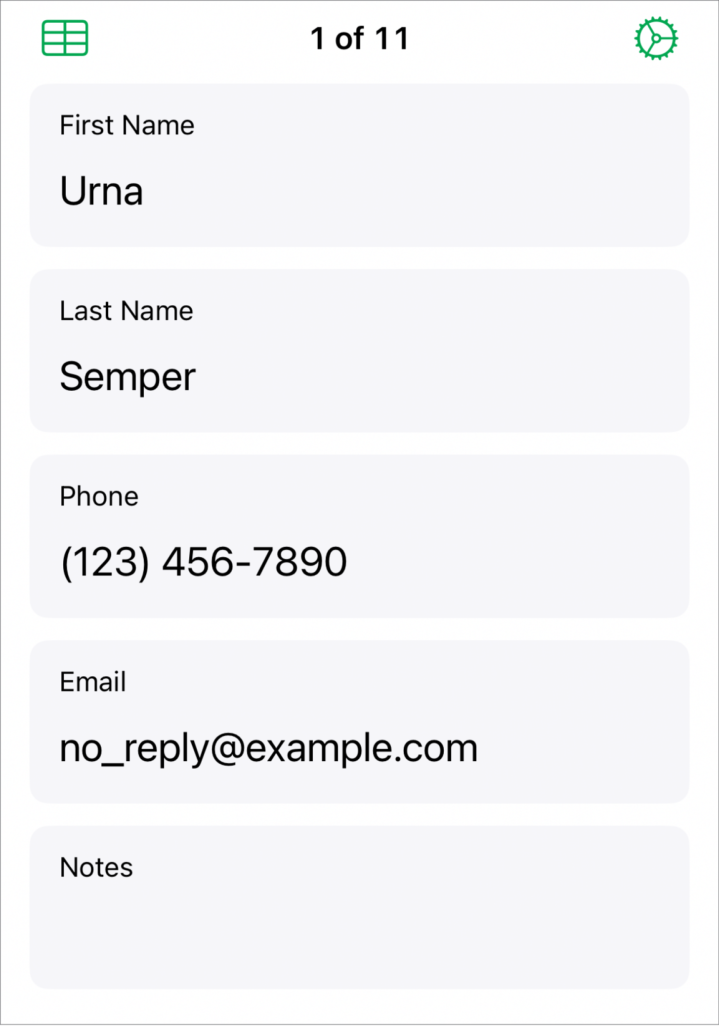 Une fiche d’un formulaire comportant les champs Nom, Numéro de téléphone, Adresse courriel, etc. Les commandes permettant d’afficher le tableau lié et les commandes de configuration du formulaire.