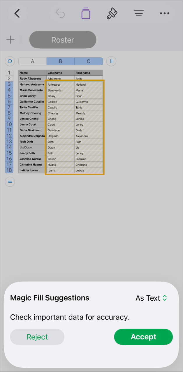 Spreadsheet dengan nama yang disorot dan menu pop-up Saran Isi Ajaib untuk menerima atau menolak saran tersebut.