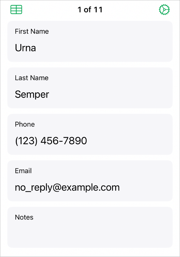 Un record in un modulo con campi per nome, numero di telefono, email e molto altro. Sono inoltre presenti i controlli per visualizzare la tabella collegata e i controlli per la configurazione dei moduli.