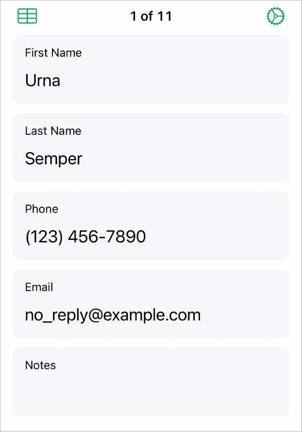 Одна запись формы с полями для ввода имени, номера телефона, адреса электронной почты и других данных. Кроме того, показаны элементы управления для просмотра связанной таблицы и элементы управления для настройки формы.