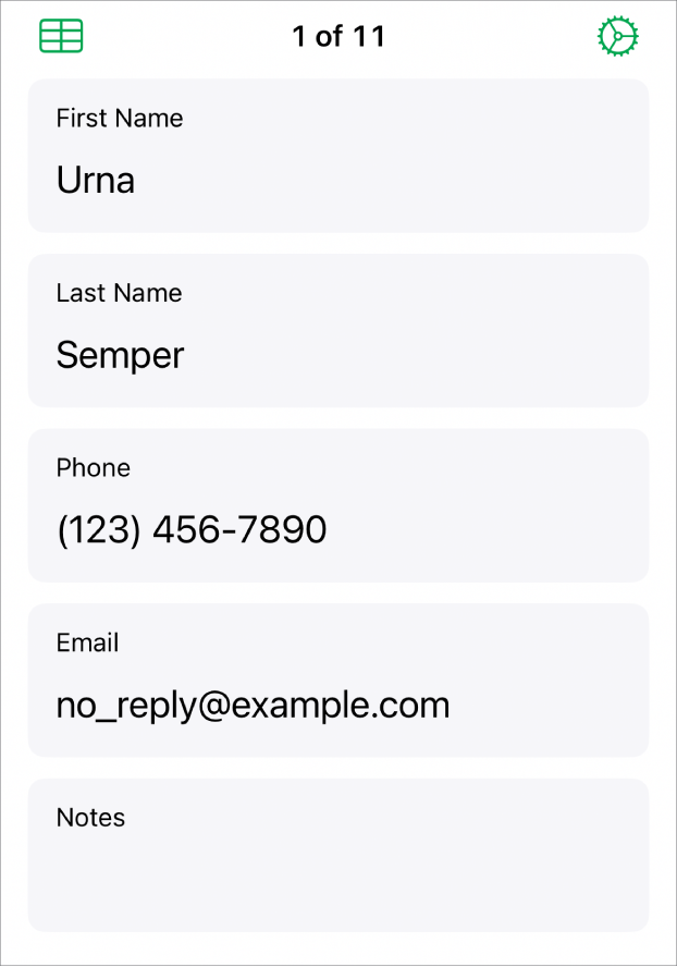 Jeden záznam vo formulári s poliami pre meno, telefónne číslo, email a ďalšie informácie. Zobrazujú sa tiež ovládacie prvky na zobrazenie prepojenej tabuľky a nastavenie formulára.