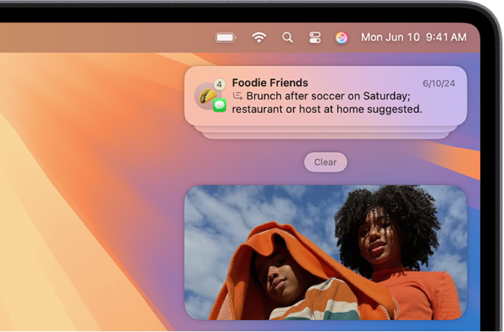 La part superior dreta de l’escriptori del Mac amb una pila resumida de notificacions d’una conversa activa de l’app Missatges.