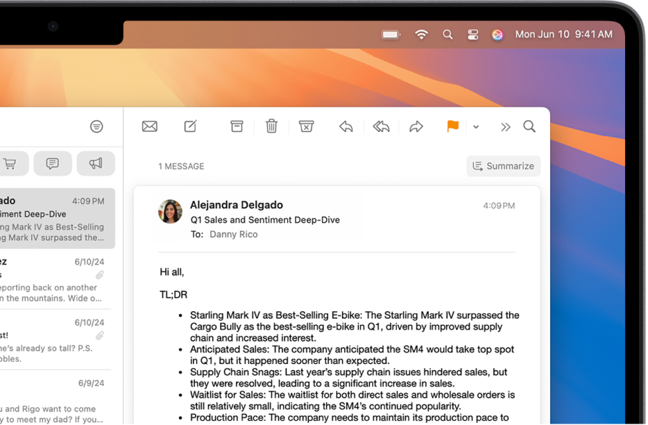 Okno aplikace Mail se seznamem zpráv ve schránce příchozí pošty Vpravo je otevřený e-mail s tlačítkem Souhrn u horního okraje