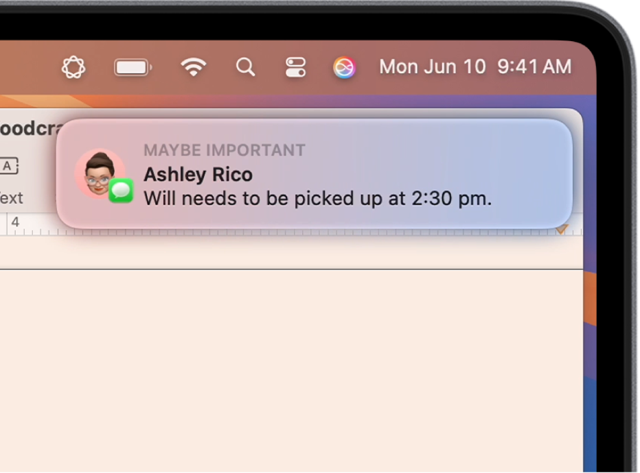 La parte superior derecha del escritorio de una Mac. La barra de menús muestra que el enfoque Menos interrupciones está activado. Una notificación urgente de Mensajes indica que hay que recoger a un menor de la escuela.