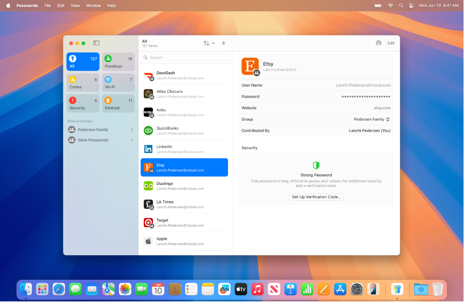 A secretária de um Mac a mostrar a aplicação Palavras-passe.