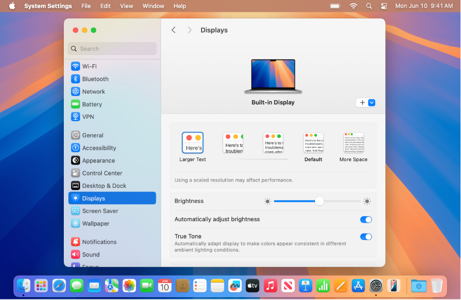 Fereastra Configurări sistem este deschisă pe desktop. Afișajul utilizează o rezoluție mai mică pentru ca elementele interfeței cu utilizatorul să apară mai mari.