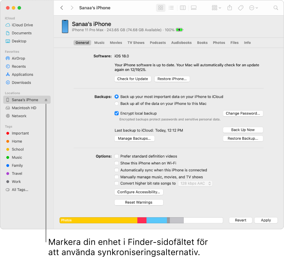 En enhet är markerad i Finder-sidofältet, och synkroniseringsalternativ visas i fönstret.