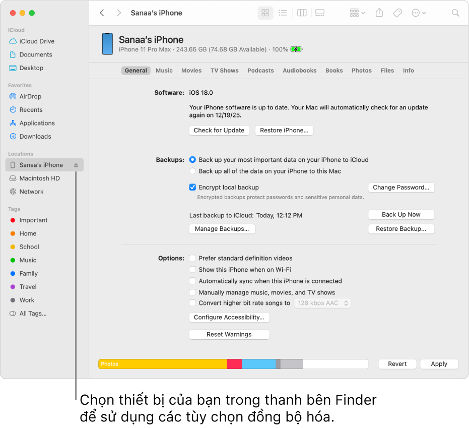 Thiết bị được chọn trong thanh bên Finder và các tùy chọn đồng bộ hóa đang xuất hiện trong cửa sổ.
