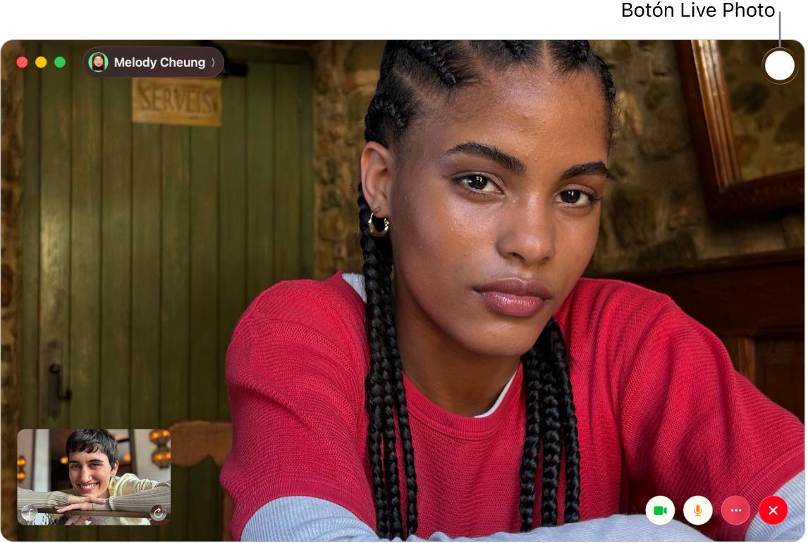 La ventana de FaceTime durante una llamada de video individual. El botón Live Photo está en la esquina superior derecha de la ventana.
