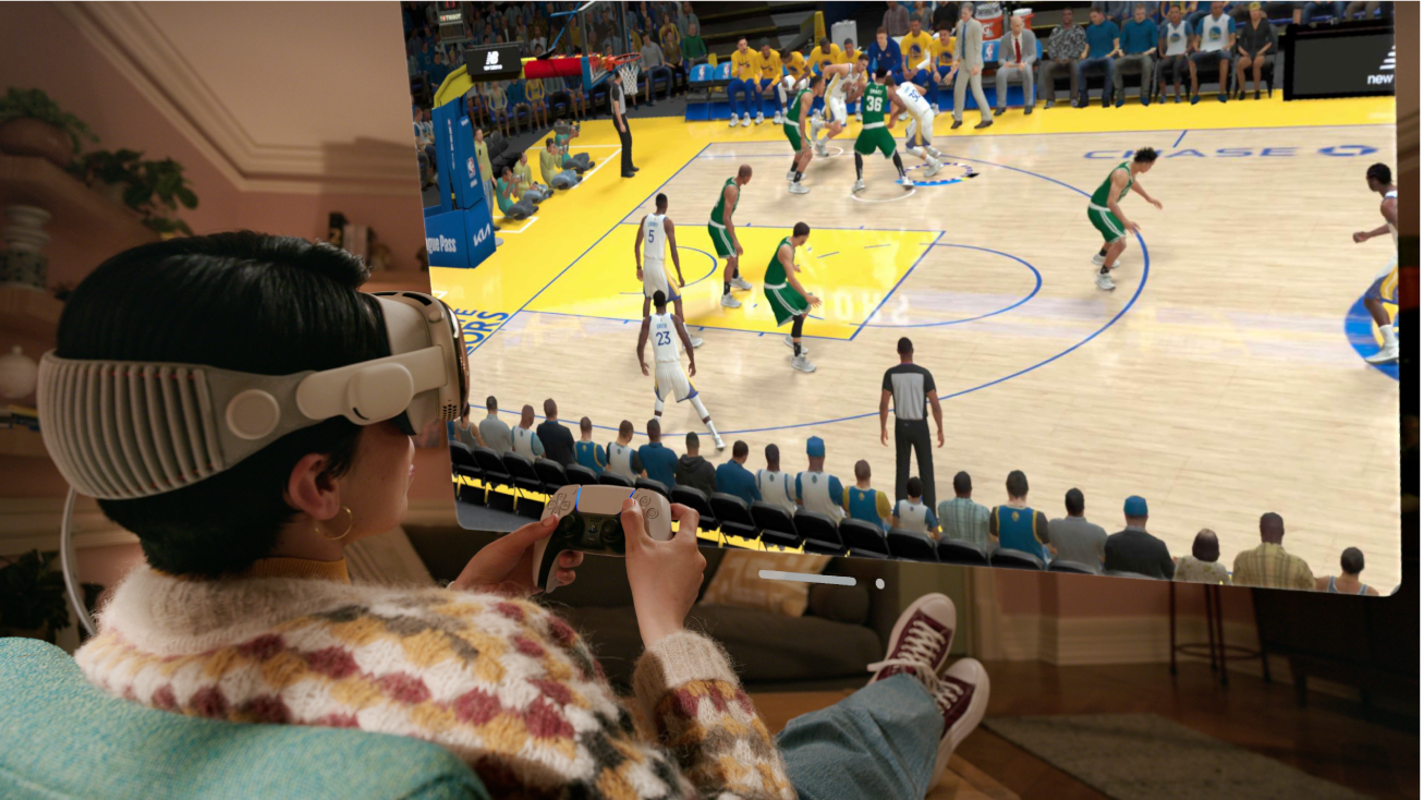 شخص يلعب لعبة في Apple Arcade على Apple Vision Pro يستخدم ذراع تحكم متصلة.
