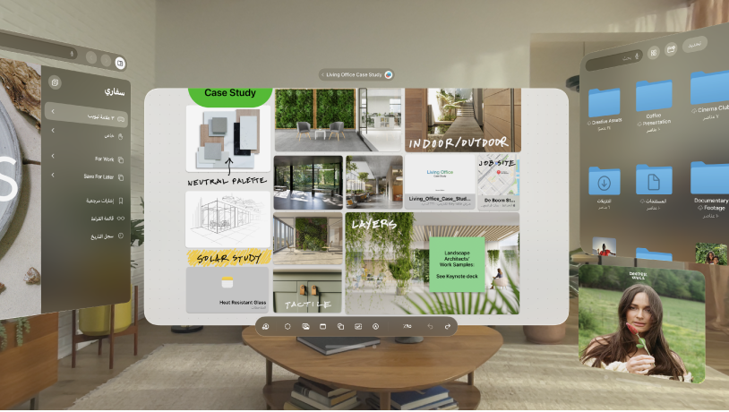 تطبيقات متعددة مفتوحة على Apple Vision Pro، مرتَّبة أمام المستخدم وحوله.
