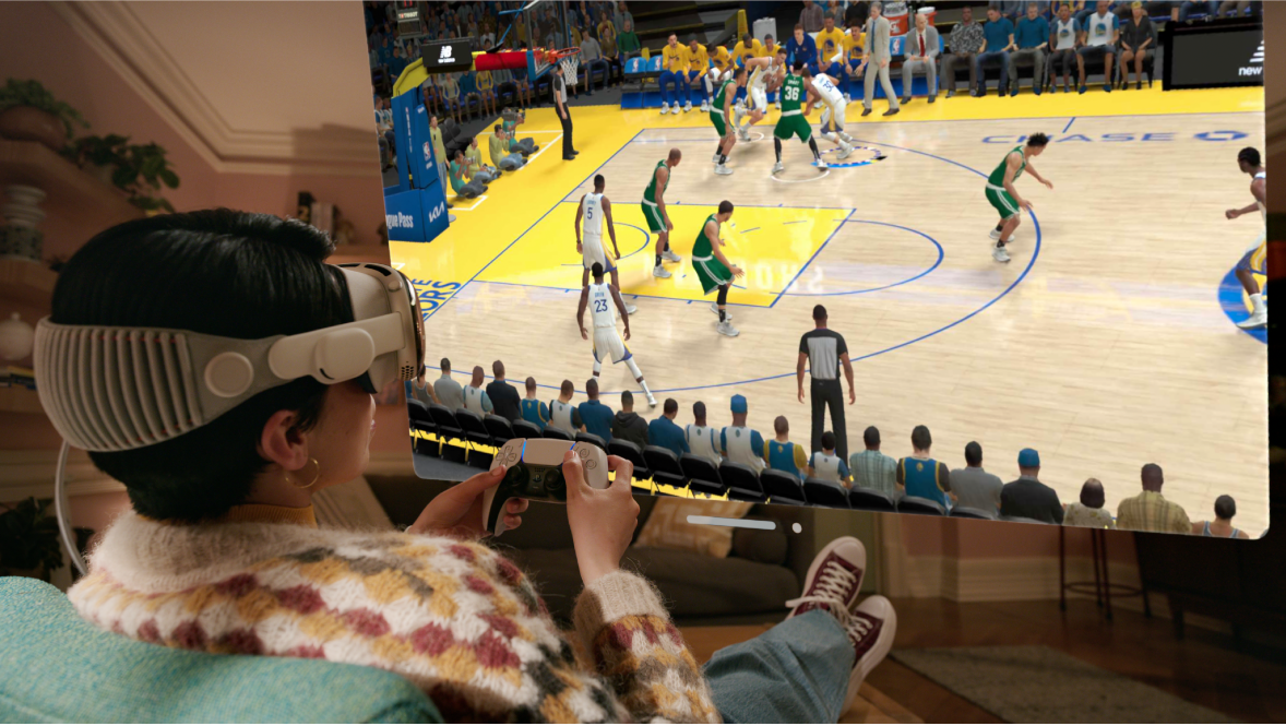 شخص يلعب لعبة في Apple Arcade على Apple Vision Pro يستخدم ذراع تحكم متصلة.