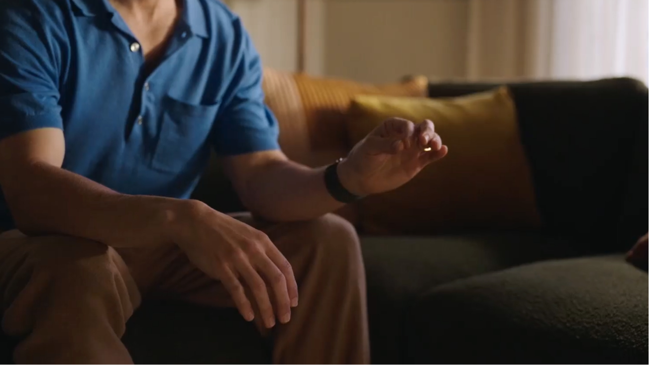 Eine Person, die ihren Zeigefinger und Daumen zusammentippt, um auf der Apple Vision Pro etwas auszuwählen.