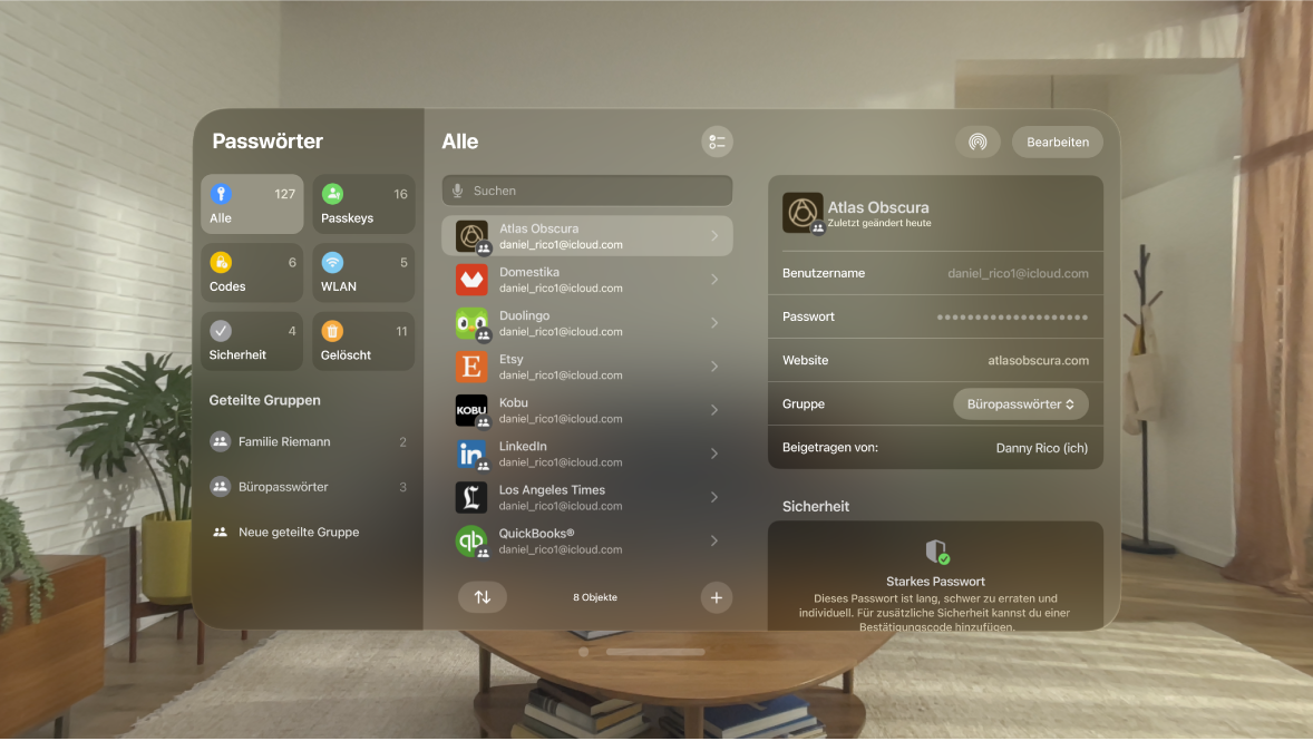 Die App „Passwörter“ auf der Apple Vision Pro. Die Accounts werden in alphabetischer Reihenfolge aufgeführt. Auf der rechten Seite sind die Informationen eines Accounts geöffnet.