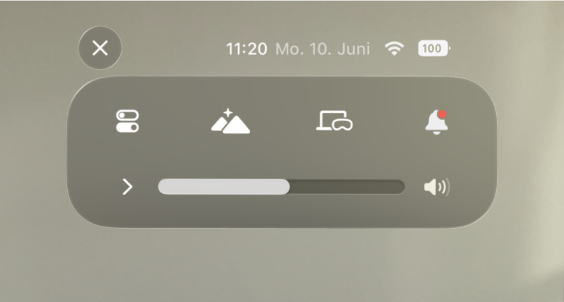 Das Kontrollzentrum oben in der Ansicht. Es enthält Optionen zum Öffnen der Apps-Ansicht, Zugreifen auf die Umgebungseinstellungen, Anpassen der Lautstärke und mehr. Über dem Kontrollzentrum werden das Datum, die Uhrzeit und der Batterieladezustand angezeigt.