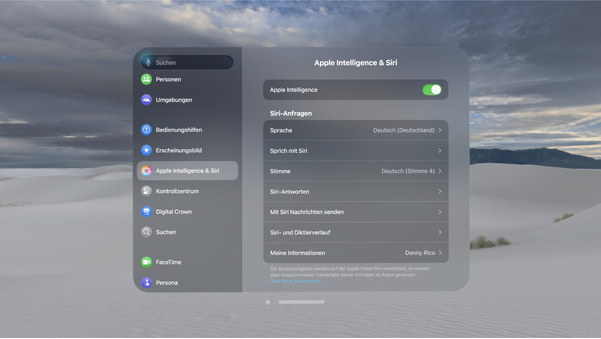 Die Bedienungshilfeneinstellungen für Siri auf der Apple Vision Pro. Du kannst „Siri-Anfragen tippen“ aktivieren, die Siri-Pausenzeit ändern und angeben, ob du gesprochene Antworten bevorzugst.