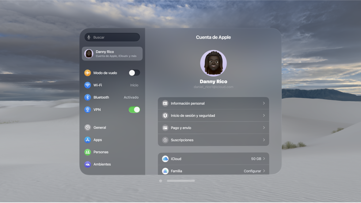 En un Apple Vision Pro, está la configuración de la cuenta de Apple, que muestra las opciones de inicio de sesión y seguridad, suscripciones, iCloud y más.