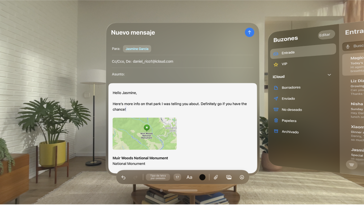 App Mail del Apple Vision Pro con un borrador de correo electrónico y con la bandeja de entrada a un lado.