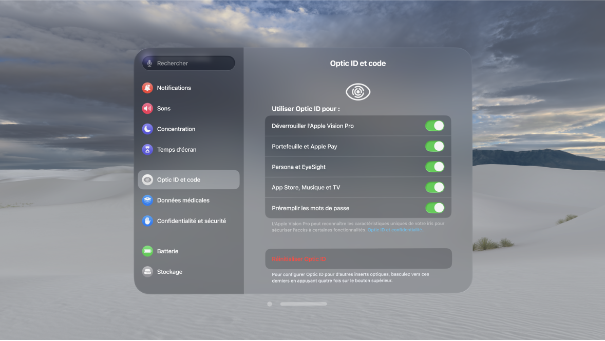 Les réglages Optic ID et Code sur l’Apple Vision Pro, indiquant les options d’utilisation d’Optic ID pour le déverrouillage, Persona, et plus, et de réinitialisation d’Optic ID.