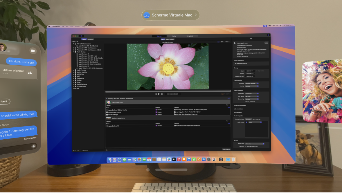 visionOS che mostra lo schermo virtuale del Mac, una conversazione di Messaggi e una finestra del mini-player musicale, tutti aperti contemporaneamente.