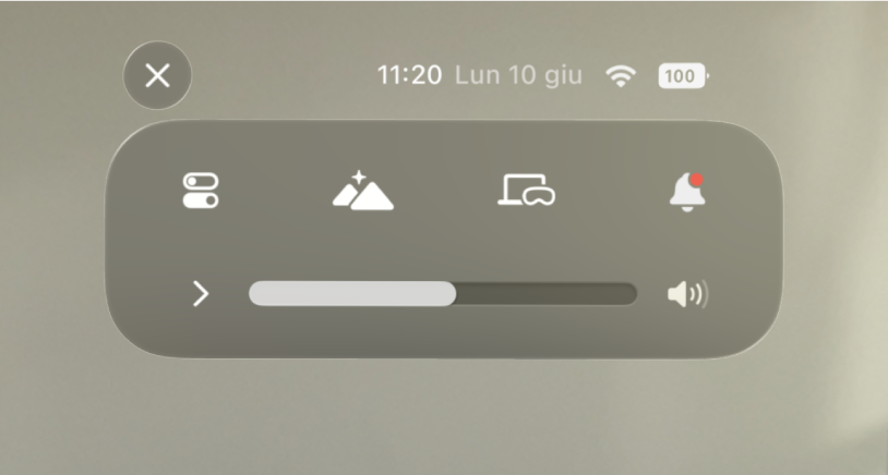 Centro di Controllo nella parte superiore della vista, con opzioni per aprire la vista App, le impostazioni dell’ambiente, regolare il volume e altro ancora. Sopra Centro di Controllo sono visibili la data, l’ora e il livello della batteria.