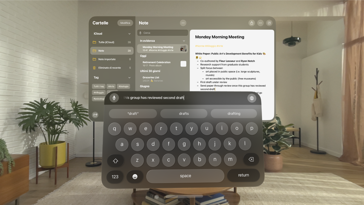 La vista di un utente su Apple Vision Pro. L’app Note è aperta e una nota è in fase di modifica con la tastiera virtuale. L’anteprima del testo che viene modificato è visibile nella parte superiore della tastiera.