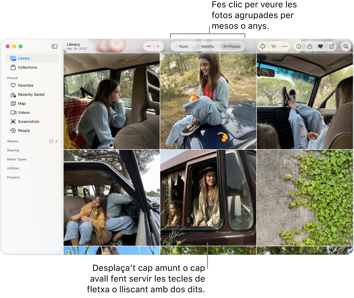 La finestra de l’app Fotos que mostra la vista “Totes les fotos” seleccionada a la barra d’eines i les fotos organitzades per data a la secció principal de la finestra.