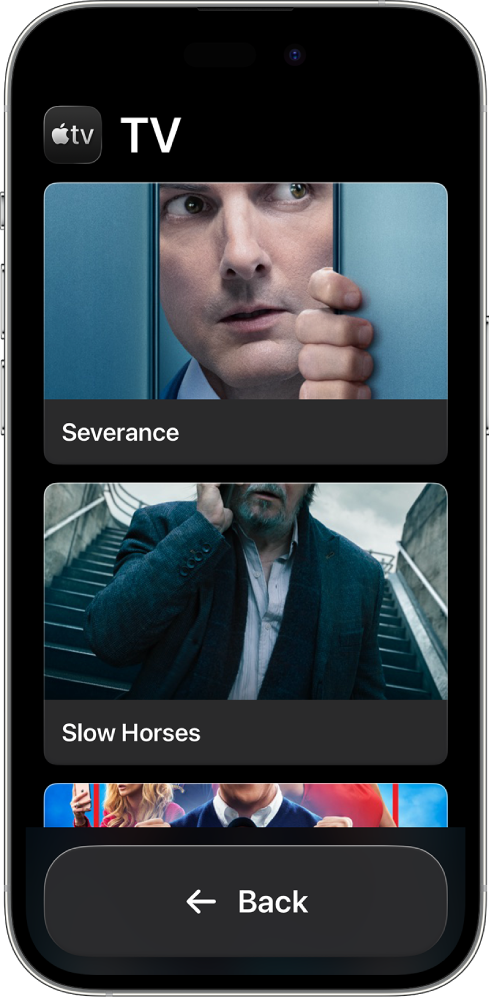 iPhone ในโหมดช่วยเหลือการเข้าถึงที่แสดงรายการ Apple TV ในตารางขนาดใหญ่ โดยมีปุ่มย้อนกลับอยู่ด้านล่างสุด