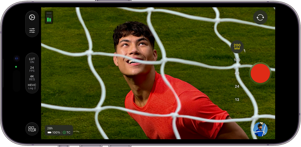 Final Cut Camera画面。カメラコントロールと録画ボタンがあります。