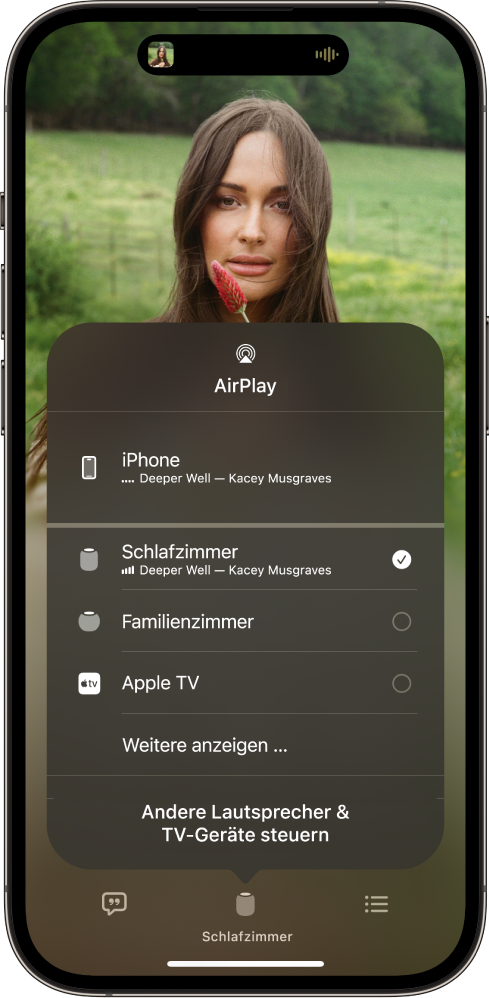 Ein iPhone-Bildschirm zeigt einen wiedergegebenen Titel und eine Liste mit HomePod- und Apple TV-Geräten. Der HomePod „Büro“ ist ausgewählt.