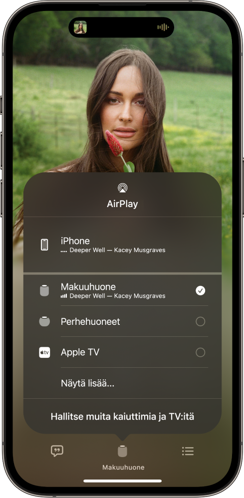 iPhonen näytöllä näkyy toistettava kappale ja HomePod- ja Apple TV ‑laitteiden luettelo. Valittuna on Toimiston HomePod.