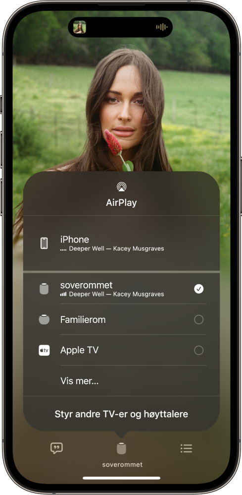 En iPhone-skjerm viser sangen som spilles av, og en liste over HomePod- og Apple TV-enheter. HomePod for kontoret er valgt.