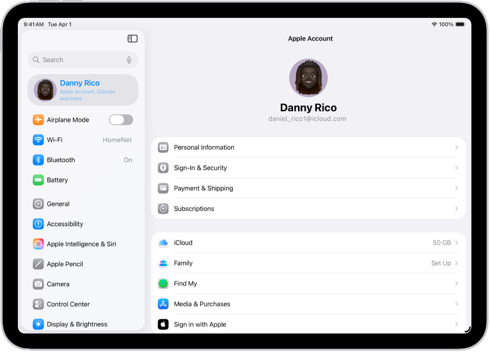 إعدادات حساب Apple تظهر بها قائمة خيارات تتضمن المعلومات الشخصية والاشتراكات وتحديد الموقع والمزيد.
