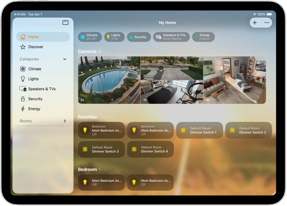 Die App „Home“ mit der Seitenleiste auf der linken Seite und den Tabs „Zuhause“, „Automation“ und „Entdecken“ oben links. Die Kategorien und Räume im Zuhause werden unten angezeigt. Im oberen Bereich rechts von der Seitenleiste sind die Tasten „Intercom“, „Hinzufügen“ und „Weitere Optionen“ zu sehen. Tasten für die Kategorien werden oben angezeigt. Darunter werden Szenen, Kamerabilder und ein Raum mit seinen Zubehörgeräten angezeigt.