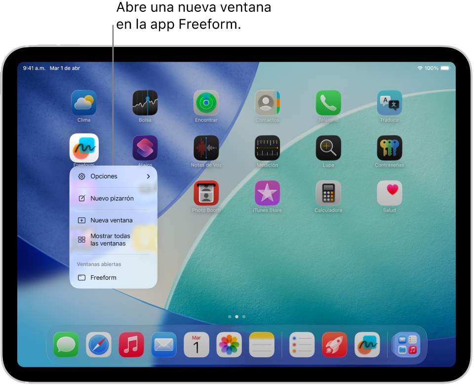 Pantalla de inicio del iPad con el menú de la app Freeform abierto y mostrando una lista de acciones que se pueden realizar, como abrir una nueva ventana en la app, crear un nuevo pizarrón, mostrar todas las ventanas abiertas de la app, etc.