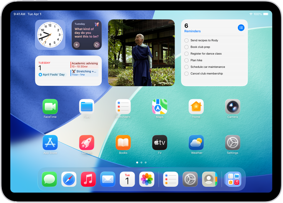 La pantalla de inicio del iPad. En la parte superior de la pantalla están los widgets personalizados de Reloj, Diario, Fotos, Recordatorios y Calendario.