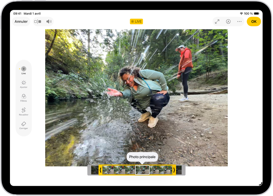 Une Live Photo se trouve au centre de l’écran Modifier dans l’app Photos. Le visualiseur d’image se trouve en bas de la vidéo et un contour jaune entoure les images sélectionnées à inclure dans la Live Photo modifiée ; une seule image est sélectionnée pour créer la photo principale. Les outils de modifications se trouvent sur le côté gauche de l’écran, avec de haut en bas : « Live Photo », Ajuster, Filtres et Recadrer. « Live Photo » est sélectionné.