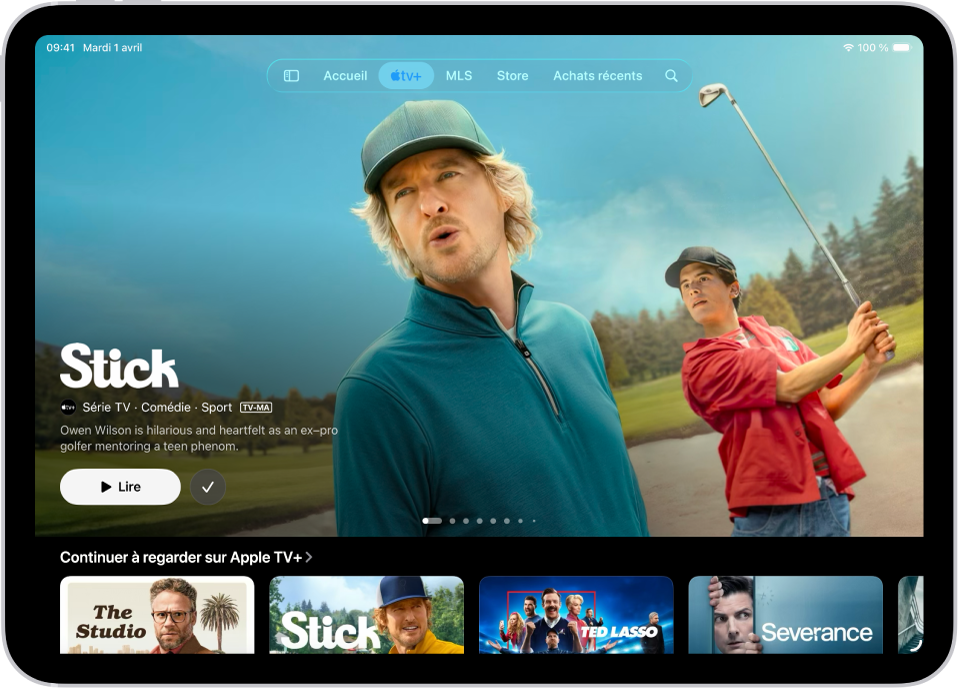 L’onglet Apple TV+ présentant une création Apple Original recommandée au centre, au-dessus du rang « Continuer à regarder ». En haut de l’écran, de gauche à droite, se trouvent les onglets Accueil, Apple TV+, MLS, Store, « Achats récents » et Rechercher.