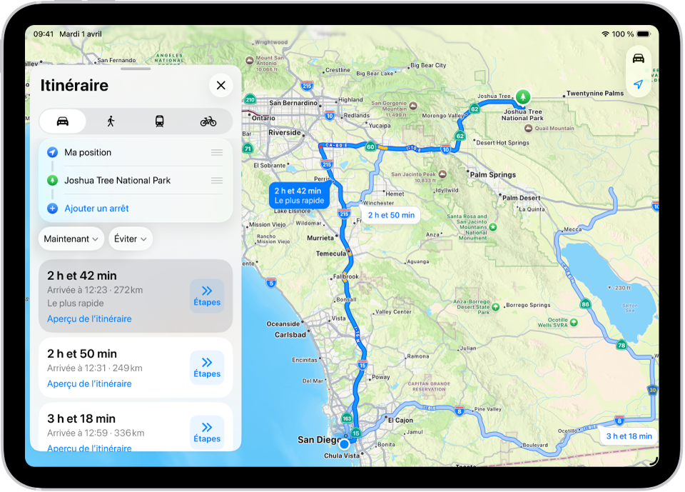 Un iPad affichant un plan avec plusieurs options d’itinéraires en voiture vers la même destination. Chaque itinéraire affiche le temps de trajet estimé et la distance à parcourir, ainsi qu’un bouton Étapes pour afficher l’itinéraire détaillé. Un code couleur reflétant les conditions de circulation est également appliqué à chaque itinéraire.