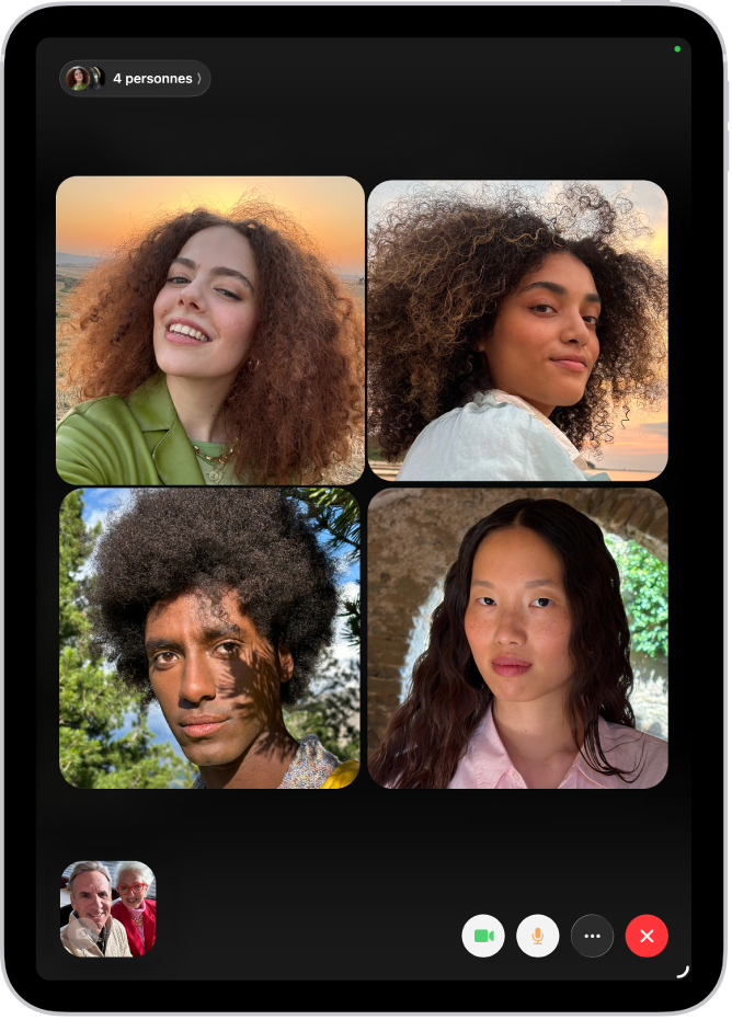 Un appel FaceTime en groupe avec quatre participants dans des vignettes individuelles en haut de l’écran. Deux participants supplémentaires font partie d’une même vignette en bas à gauche. En bas à droite se trouvent les commandes FaceTime, ainsi que les boutons Vidéo, Micro, Plus et Raccrocher.
