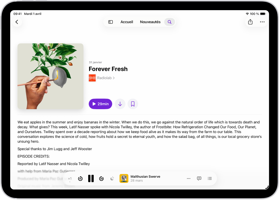 Une page d’épisode dans l’app Podcasts, avec les détails de l’épisode et l’illustration, ainsi qu’un bouton Lecture au centre de l’écran. En bas se trouvent le mini-lecteur, des commandes de lecture et des options.