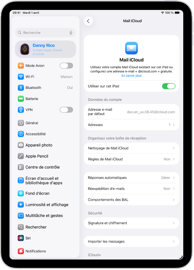 L’app Réglages ouverte sur l’écran « Mail iCloud ». L’option « Domaine de messagerie personnalisé » apparaît en bas du menu.