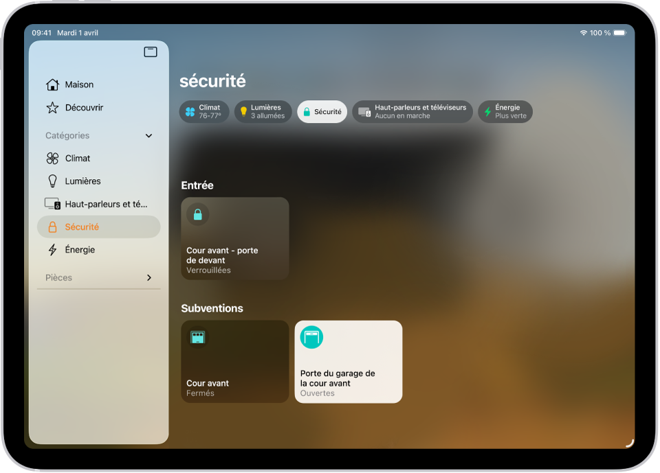 L’app Maison avec la barre latérale à gauche. Sécurité est mis en surbrillance. À droite, le bouton de la catégorie Sécurité est mis en surbrillance. En dessous se trouvent des accessoires de sécurité tels que les serrures et les portes de garage.