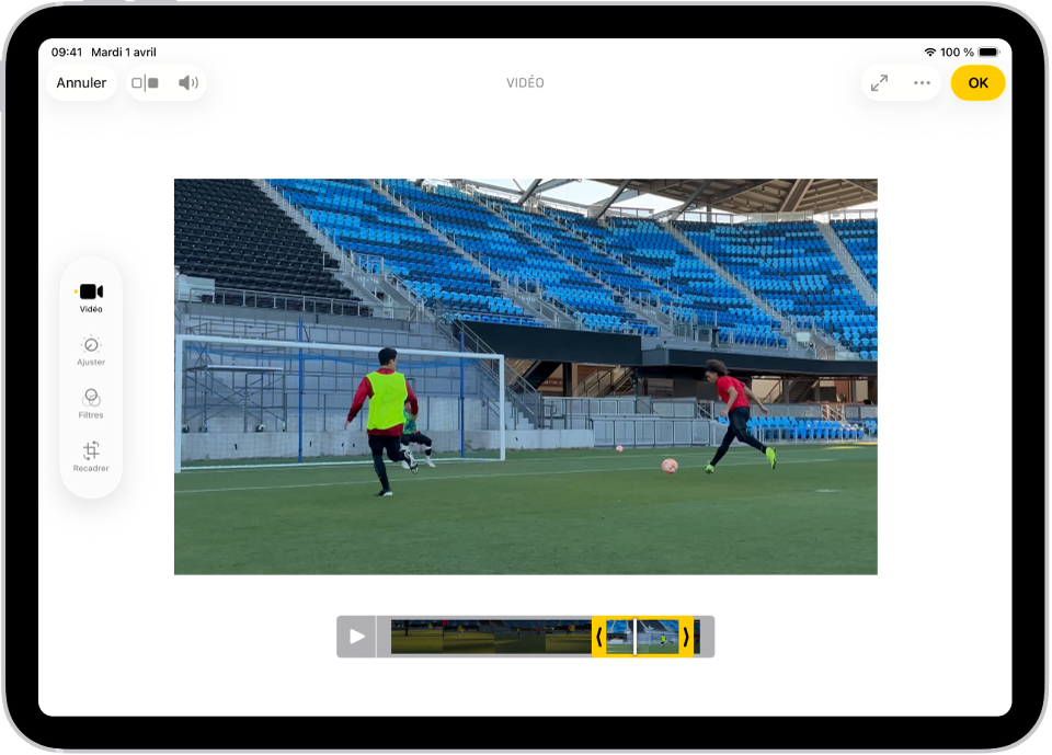 L’écran Modifier dans l’app Photos, avec une vidéo en cours de lecture au centre. Le visualiseur d’image de la vidéo se trouve en bas de la vidéo et un contour jaune entoure les images sélectionnées à inclure dans la vidéo raccourcie. À gauche de l’écran se trouvent les boutons Vidéo, Ajuster, Filtres et Recadrer ; le bouton Vidéo est sélectionné.