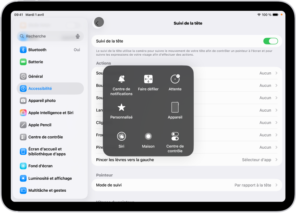 Un iPad avec le suivi de la tête activé. Le menu AssistiveTouch est affiché, avec les commandes « Centre de notifications », « Faire défiler », Attente, Appareil, Centre de contrôle, Accueil, Siri et Personnalisé.