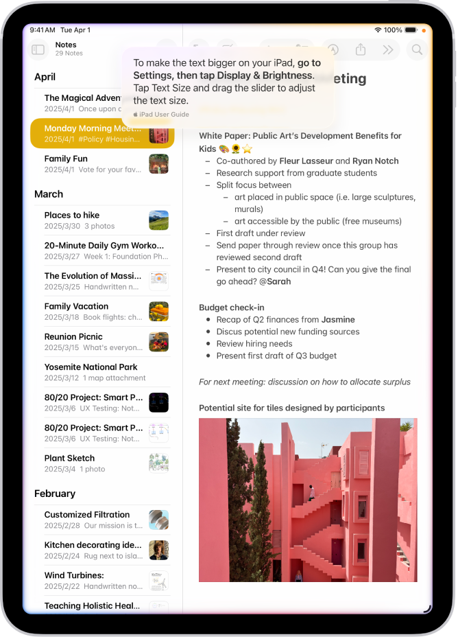Un iPad con una nota nell’app Note e i passaggi di Siri per ingrandire il testo.
