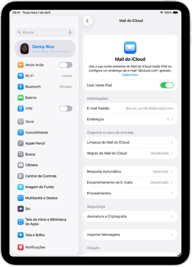 App Ajustes aberto na tela Mail do iCloud. Domínio de E‑mail Personalizado está na parte inferior do menu.
